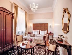 pokój hotelowy z łóżkiem, stołem i krzesłami w obiekcie Pałac Zegrzyński w Zegrzu