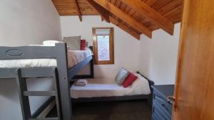 Habitación con 2 literas y espejo. en Fosbery - Andarlibre, en San Martín de los Andes
