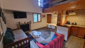 una sala de estar con un sofá y una mesa en Fosbery - Andarlibre, en San Martín de los Andes