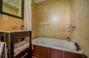un baño con bañera y lavabo en Ubicacion Central y Elegante Zona Hospital Italiamo Buenos Aires, en Buenos Aires 21 fotos más
