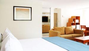 Кровать или кровати в номере Araiza Palmira Hotel y Centro de Convenciones