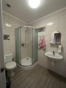 Koupelna v ubytování VIP hotel + 25 fotografií