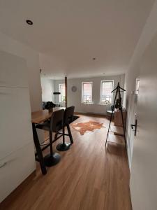 a living room with a table and a tripod at Apartment Grone 2 in Göttingen +3 photos