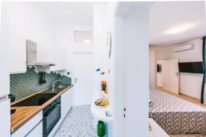 a kitchen with a sink and a bath tub at Eliolite Holiday House in Scala