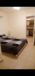 ein Schlafzimmer mit einem großen Bett in einem Zimmer in der Unterkunft Marassi Lovely 2-Bedroom Chalet in El-Alamein