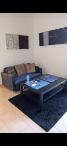 ein Wohnzimmer mit einer Couch und einem Couchtisch in der Unterkunft Marassi Lovely 2-Bedroom Chalet in El-Alamein