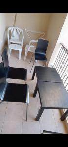 eine Gruppe von Stühlen und Tischen in einem Raum in der Unterkunft Marassi Lovely 2-Bedroom Chalet in El-Alamein + 16 Fotos