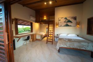 阿廷斯Casa Amado Atins的一间卧室设有一张床、梯子和一张书桌