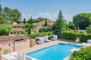 Bazén v ubytování Domaine Ribiera, Hotel 5 Etoiles, SPA & Golf - Forcalquier nebo v jeho okolí