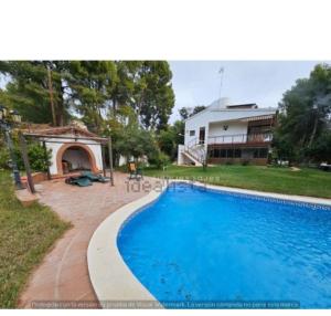 カステルデフェルスにあるVilla avec piscine quartier résidentielの家の前の大型スイミングプール +9枚の写真