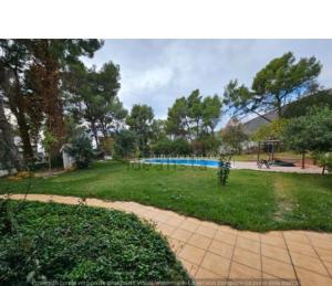 カステルデフェルスにあるVilla avec piscine quartier résidentielのスイミングプール付きの庭の景色を望めます。