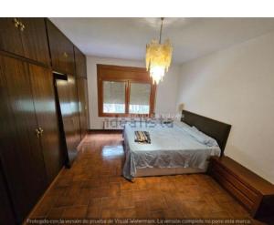 カステルデフェルスにあるVilla avec piscine quartier résidentielの部屋の中に大きなベッドがある寝室