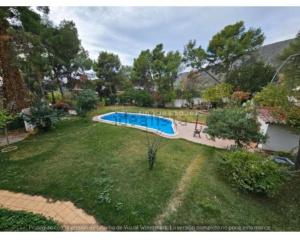 カステルデフェルスにあるVilla avec piscine quartier résidentielのスイミングプール付きの庭の空中ビュー