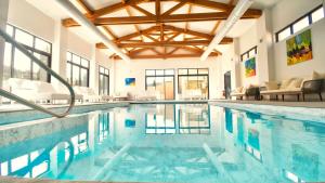 Bazén v ubytování Domaine Ribiera, Hotel 5 Etoiles, SPA & Golf - Forcalquier nebo v jeho okolí