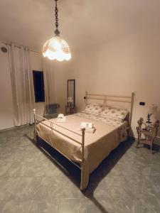 a bedroom with a bed and a chandelier at Juppi Bed family in Sarnelli