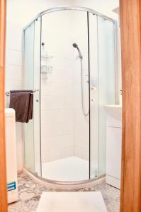 Koupelna v ubytování ZAROHEM 2 bedrooms APARTMENT in center with balcony