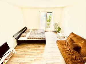 Posteľ alebo postele v izbe v ubytovaní ZAROHEM 2 bedrooms APARTMENT in center with balcony