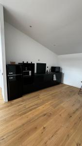 an empty room with a wooden floor and a white wall at Maison Cosy - Maison de Maitre in Saint-André +1 photo