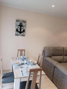 un salon avec une table et un canapé dans l'établissement Almar, à Ribadeo