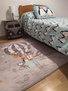 une chambre avec un lit avec une couette et un tapis dans l'établissement Almar, à Ribadeo