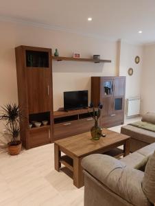 un salon avec un canapé et une table basse dans l'établissement Almar, à Ribadeo