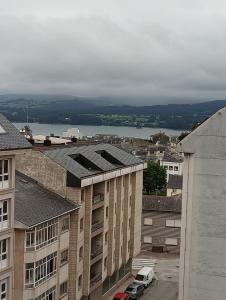 une vue d'un bâtiment avec un lac en arrière-plan dans l'établissement Almar, à Ribadeo 16 autres photos