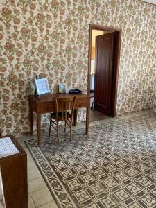 a room with a desk and a table with a chair at Guest house Natalina in Gioiosa Ionica