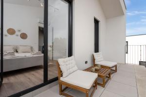 Villa Kona的阳台或露台