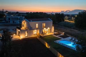 Villa Kona内部或周边的泳池