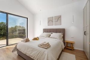 冯塔纳Villa Kona的一间卧室，有一张大床，床上有毛巾