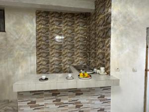 arsa taranga في داكار: مطبخ مع كونتر عليه صحن فاكهة