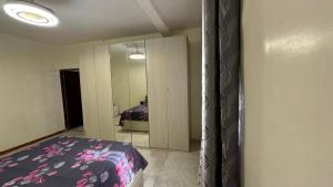 arsa taranga في داكار: غرفة نوم بها سرير ومرآة +13 صورة