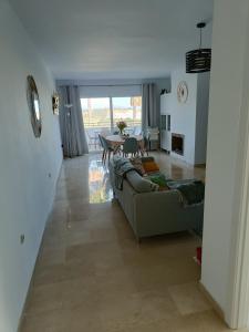 salon z kanapą i stołem w obiekcie Estepona Golf Apartment w mieście Estepona
