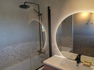 Ένα μπάνιο στο Villa, walking distance from ONS