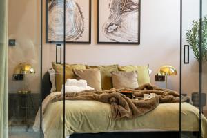 une chambre avec un lit avec une couverture dessus dans l'établissement Charlotte House Residence by COQOON, à Manchester