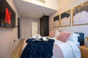 une chambre avec un grand lit blanc et une table dans l'établissement Charlotte House Residence by COQOON, à Manchester