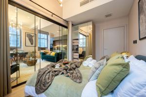 une chambre avec un lit avec une couverture dessus dans l'établissement Charlotte House Residence by COQOON, à Manchester 23 autres photos