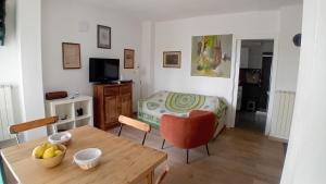 a living room with a table and a bed at Cottage sul golfo in Lerici