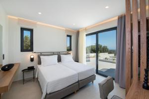 Ένα ή περισσότερα κρεβάτια σε δωμάτιο στο LeEva Oasis Villa +81 φωτογραφίες