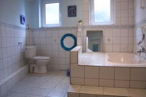 La salle de bains est pourvue d'une baignoire, de toilettes et d'un lavabo. dans l'établissement Freizeithof Hildesheimer Börde, à Holle
