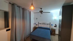 Postel nebo postele na pokoji v ubytování Hotel SAN SEBASTIAN Almuñécar + 36 fotografií
