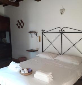 a bed with towels and a basket of eggs on it at Agriturismo Poggio Falco Batignano in Batignano
