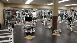 een fitnessruimte met veel machines en mensen erin bij Hannah's Heavenly Home in Surrey