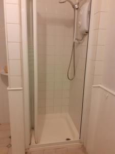 a shower with a glass door in a bathroom at Inspiro house4 in Scarborough