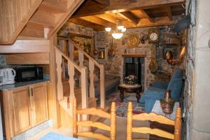 een kleine kamer met een trap in een huis bij Casa Rural Salices in Pola de Laviana