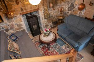 een bovenaanzicht van een woonkamer met een bank en een tafel bij Casa Rural Salices in Pola de Laviana