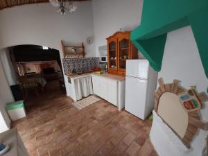 een keuken met witte apparaten bij Casa Delfim - Casa Verde in Alte