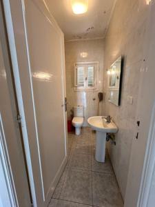 une salle de bains avec toilettes et lavabo dans l'établissement شاليه جرين بيتش العلمين ثلاث غرف, à El Alamein