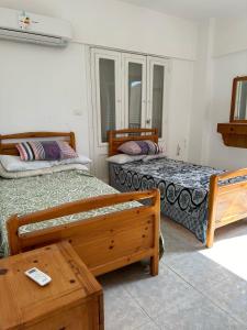 une chambre avec deux lits et une table dans l'établissement شاليه جرين بيتش العلمين ثلاث غرف, à El Alamein 32 autres photos