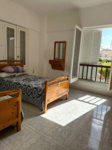 une chambre avec deux lits et un balcon dans l'établissement شاليه جرين بيتش العلمين ثلاث غرف, à El Alamein